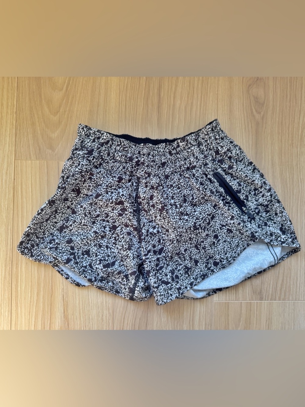 Lululemon Black & White Print Women's running Shorts size 6